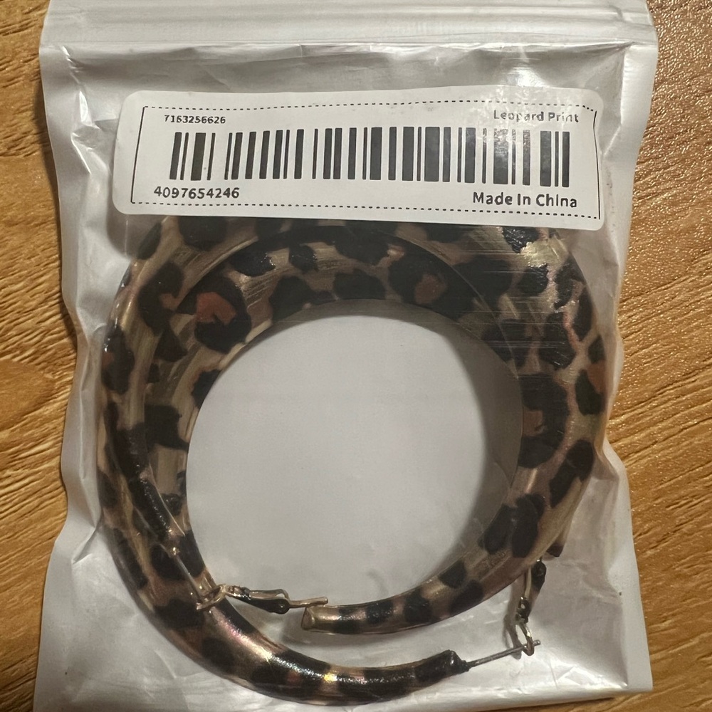 Leopard loop earrings - Picture 2 of 3